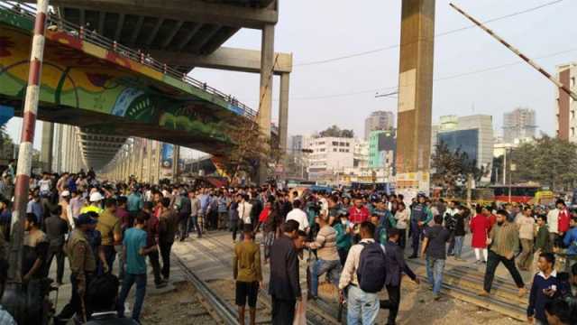 মহাখালীতে আটকা ২ ট্রেন, ঢাকার সঙ্গে রেল যোগাযোগ বন্ধ