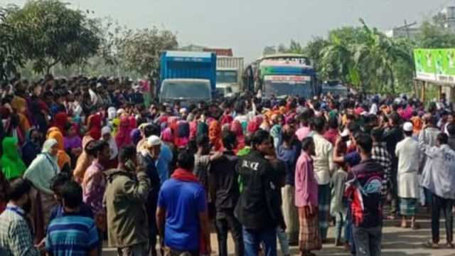 বকেয়া বেতনের দাবিতে মহাসড়ক অবরোধ