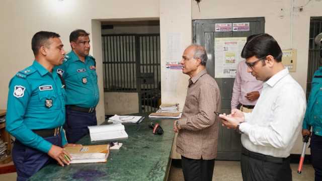 ভোরে ঢাকার ৪ থানা পরিদর্শন স্বরাষ্ট্র উপদেষ্টার, এসআই-কনস্টেবল বরখাস্ত