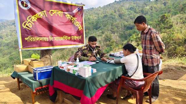 সেনা সহায়তায় নিজ বাড়িতে ফিরলেন কুকি চিনের তাণ্ডবে ঘরছাড়া ৮১ জন