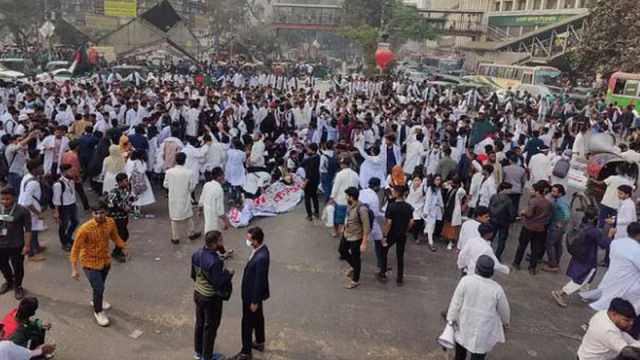 শাহবাগ মোড়ে ম্যাটস শিক্ষার্থীদের সড়ক অবরোধ করে বিক্ষোভ