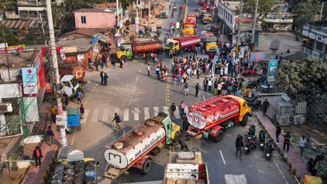 কর্মবিরতিতে খুলনায় ট্যাংকলরি শ্রমিকরা, ১৪ জেলায় তেল সরবরাহ বন্ধ