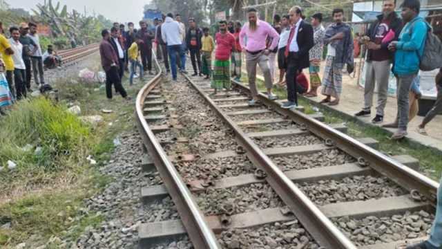 অল্পের জন্য রক্ষা পেল বনলতা এক্সপ্রেসের হাজারও যাত্রী