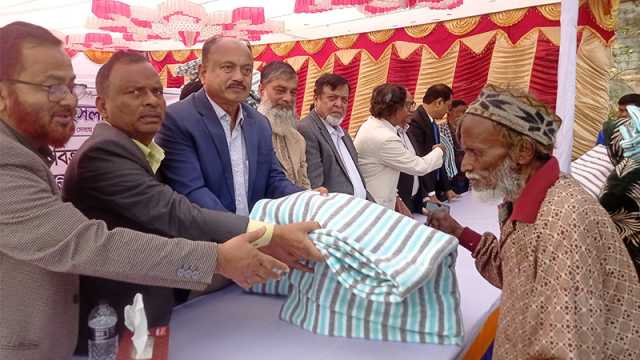 ফরিদপুরে তৃতীয় দিনে শীতবস্ত্র পেল দেড় হাজার মানুষ