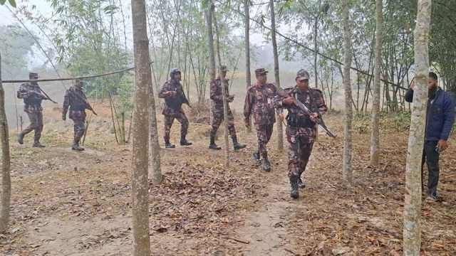 সীমান্তে বেড়া দেওয়া বন্ধ হলেও, নির্মাণসামগ্রী সরায়নি বিএসএফ