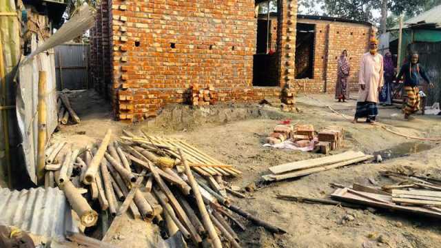 বিএসএফের আপত্তিতে বাংলাদেশির বাড়ি নির্মাণকাজ বন্ধ