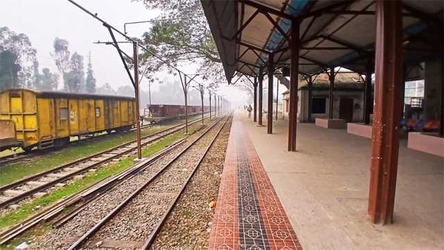 কুড়িগ্রামে রেলে ভোগান্তি, ট্রেন কখন আসবে জানে না কর্তৃপক্ষ