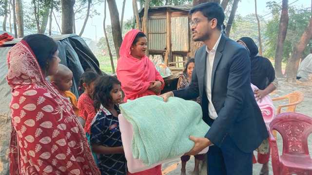 শীতার্ত সেই বেদেগোষ্ঠীর পাশে দাঁড়ালেন ইউএনও 