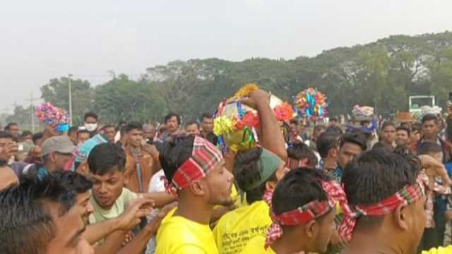 প্রশাসনের বাধা উপেক্ষা করে হুমগুটি খেলতে মানুষের ঢল