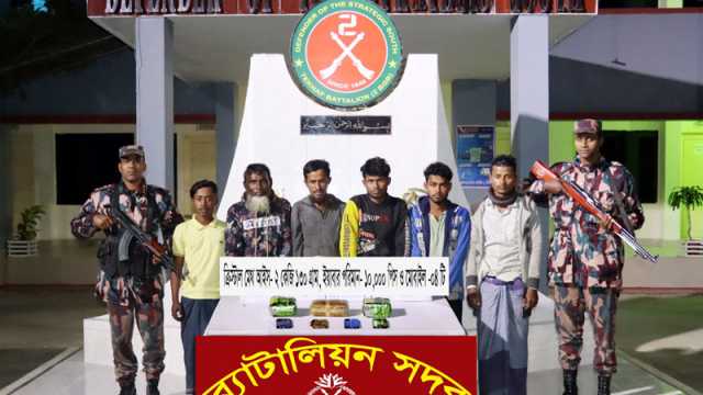 সমুদ্রে ২ কেজি আইস ও দশ হাজার ইয়াবাসহ ৬ জন গ্রেপ্তার