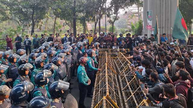 ইনকিলাব মঞ্চের পুলিশ সদর দপ্তর ঘেরাও মিছিল আটকালো হাইকোর্ট মোড়ে