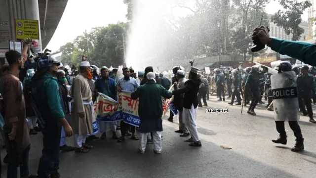 অধিকার চাইতে গিয়ে মাদ্রাসার শিক্ষকরা কেন লাঞ্ছিত?