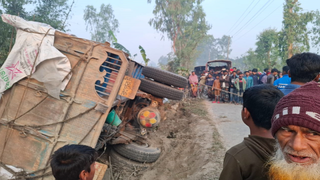 নিয়ন্ত্রণ হারিয়ে বসতঘরে মালবাহী ট্রাক, প্রাণ গেল ঘুমন্ত নারীর