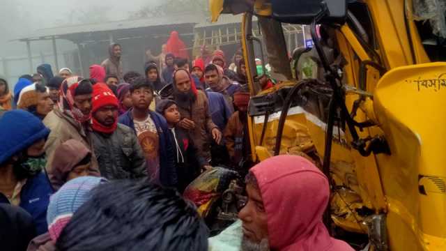 ঘন কুয়াশায় দুই ট্রাকের মুখোমুখি সংঘর্ষ, নিহত ১