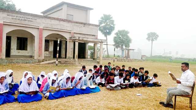 শ্রেণিকক্ষ ও বেঞ্চ সংকট: খোলা আকাশের নিচে চলছে শিক্ষার্থীদের পাঠদান