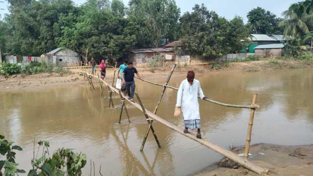 ১৫ গ্রামের মানুষের কাজে আসে না দুই সেতু