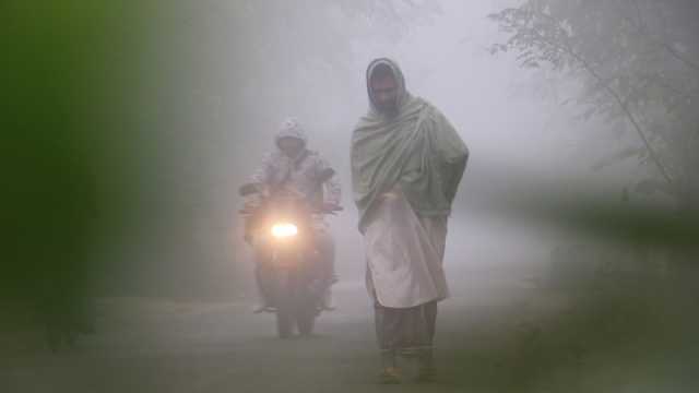 দেখা নেই সূর্যের, বৃষ্টির মতো ঝরছে কুয়াশা