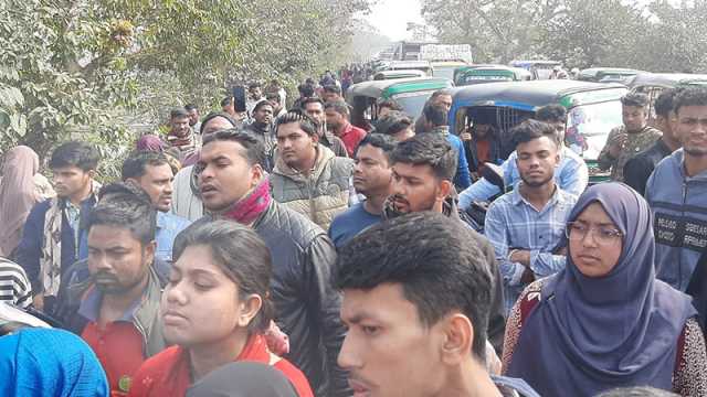 সুনামগঞ্জ-সিলেট সড়কে ভাড়া নিয়ে দ্বন্দ্ব, সুবিপ্রবি শিক্ষার্থীদের সড়ক অবরোধ