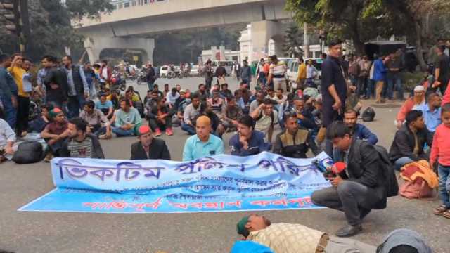 চাকরি ফিরে পেতে শিক্ষা ভবনের সামনে চাকরিচ্যুত পুলিশ সদস্যদের অবস্থান