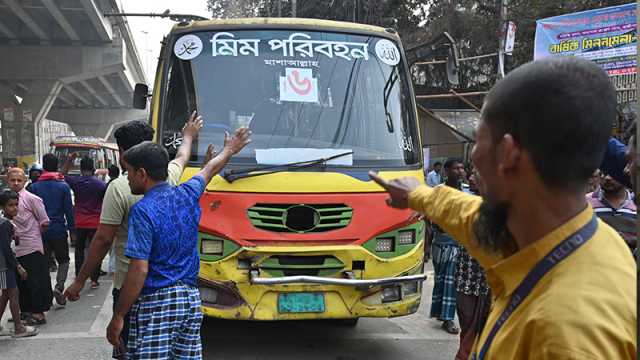 চট্টগ্রামে ব্যাটারি রিকশা চালকদের সড়ক অবরোধ