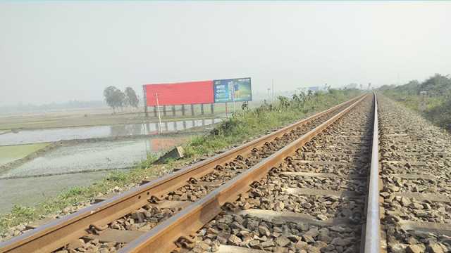 চলন্ত ট্রেনের সামনে ঝাঁপ দিলেন এলজিইডি কর্মকর্তা