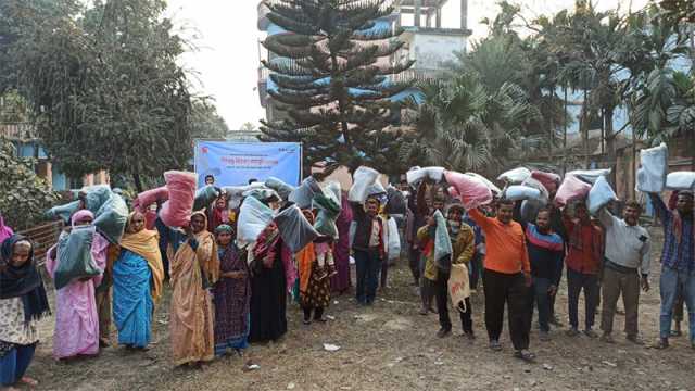 ঠাকুরগাঁও ও কুড়িগ্রামে আমান গ্রুপের শীতবস্ত্র বিতরণ