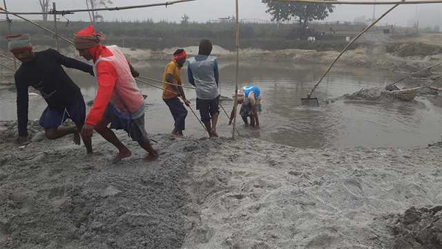 তেঁতুলিয়ায় শৈত্যপ্রবাহ কাটলেও কমেনি কুয়াশা