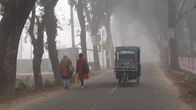 তেঁতুলিয়ায় তাপমাত্রা বাড়লেও কমেনি কুয়াশার দাপট