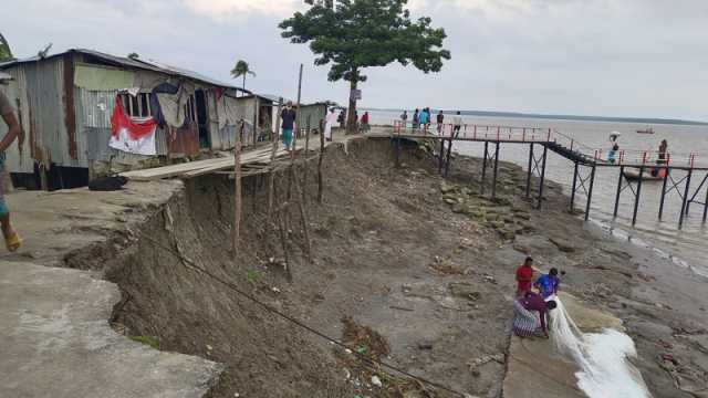 বারবার স্থান বদলেও রক্ষা হচ্ছে না পানপট্টি লঞ্চঘাট