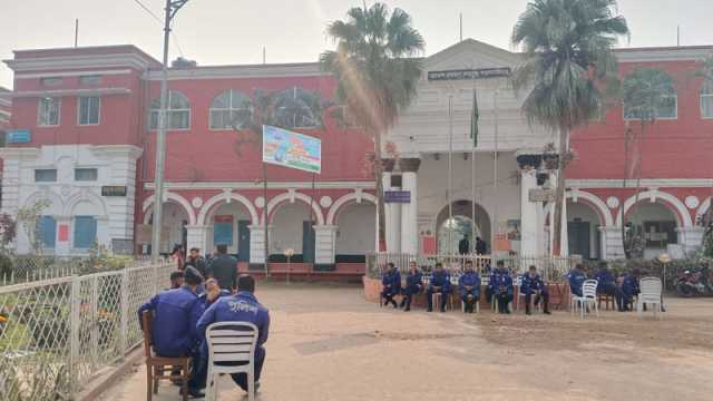 আশ্বাস পেয়ে হল ছেড়েছেন আনন্দ মোহনের শিক্ষার্থীরা