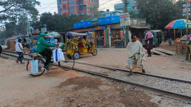 ট্রেনে কাটা পড়ে এক বছরে ৪৯ জনের মৃত্যু