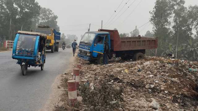 যে পথ দিয়ে যেতে হয় নাক চেপে