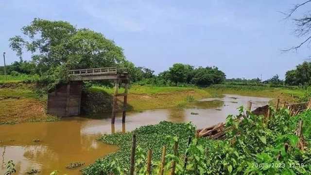 নদীর ওপর খানিকটা বাকি সেতু পানিতে