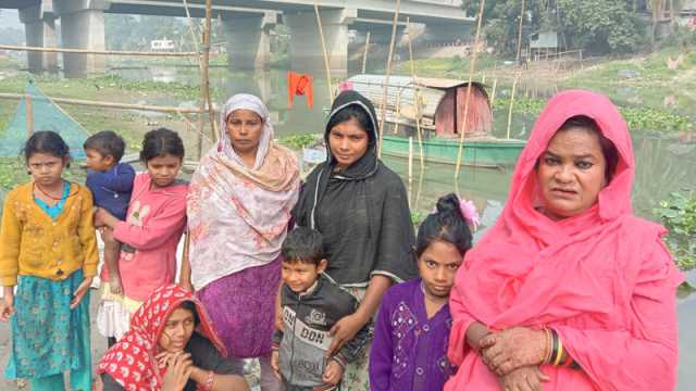 ‘ঠান্ডা বাতাসে কেঁপে কেঁপে উঠি মোরা’