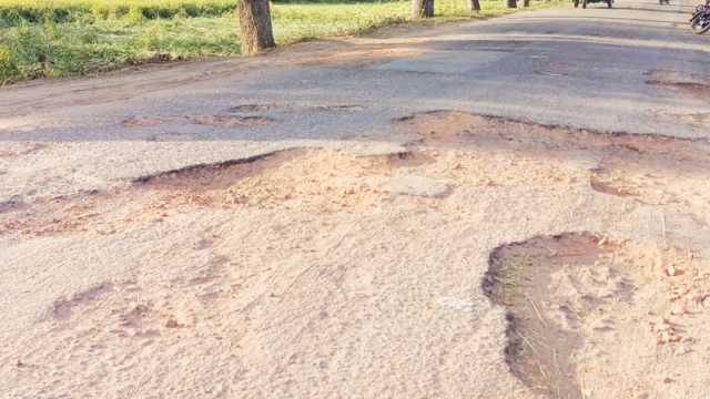 খানাখন্দে বেহাল সড়ক