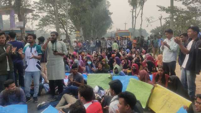 স্থায়ী ক্যাম্পাসের দাবিতে শিক্ষার্থীদের মহাসড়ক অবরোধ