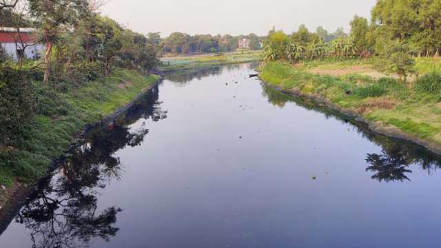 শিল্পবর্জ্যে নদনদীতে মৃত্যুর ছায়া