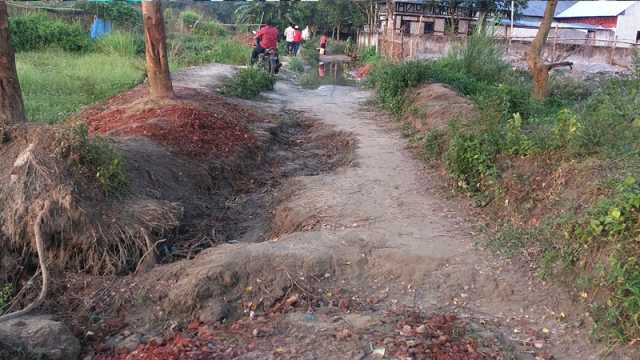 কাজ ফেলে উধাও ঠিকাদার