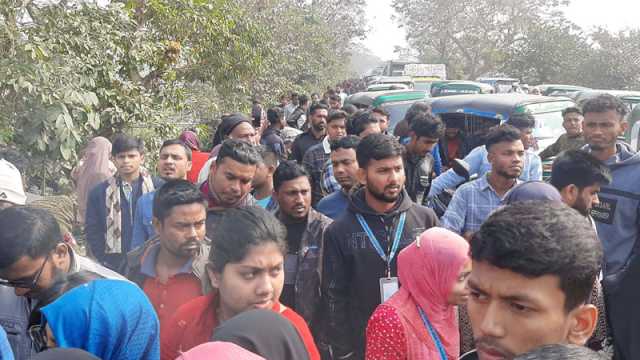 বাসে শিক্ষার্থীকে মারধরের প্রতিবাদে সড়ক অবরোধ