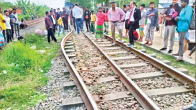 অল্পে রক্ষা পেল ১২শ যাত্রী