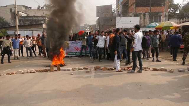 সড়ক অবরোধ করে প্রতিবাদ শিক্ষার্থীদের