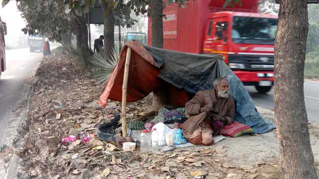 মহাসড়ক থেকে অসুস্থ বৃদ্ধের ঠাঁই হলো হাসপাতালে