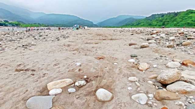 দরপত্র প্রক্রিয়ার মাঝেই জব্দকৃত পাথর লুট