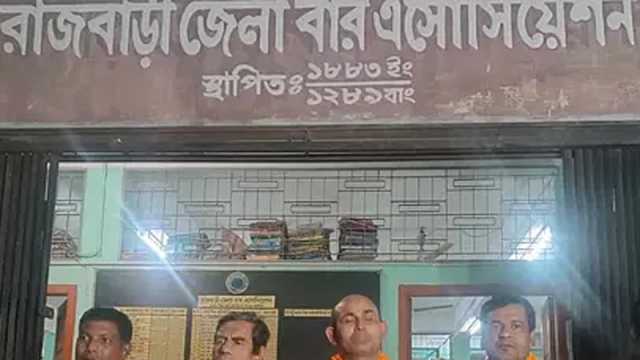 আওয়ামীপন্থি আইনজীবীদের সরে দাঁড়াতে বিক্ষোভ