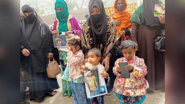 জুলাই অভ্যুত্থানে নিহত বাবার ছবি বুকে জড়িয়ে মানববন্ধনে ছোট্ট রিদা