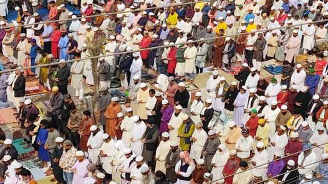 তুরাগ তীরে বিশ্ব ইজতেমায় লাখো মুসল্লির জুমা আদায়