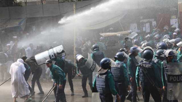 শাহবাগে শিক্ষকদের সমাবেশে পুলিশের লাঠিপেটা, জলকামান